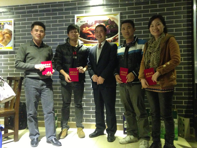  告別2013迎接2014,卓石公司團(tuán)隊年終聚餐,一起探討企業(yè)發(fā)展戰(zhàn)略與品嘗舌尖上的美味，非常感謝大家一直以來對卓石公司的支持，2014年我們會更加努力，會做得更好！